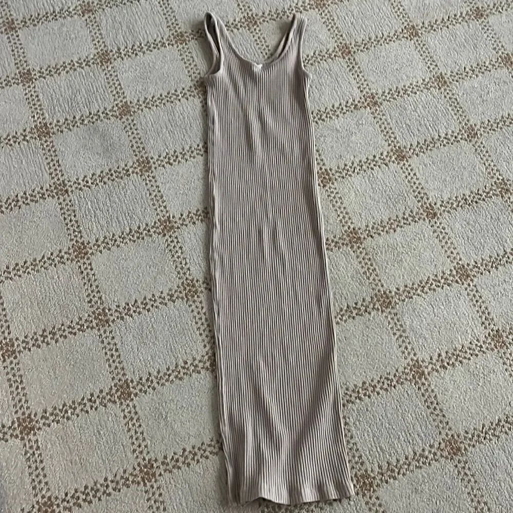 H & M classic tan ribbed scoopneck midi dress